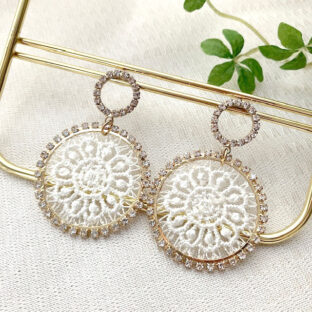 耳元で揺れる大きなレースプレートで小顔効果◎