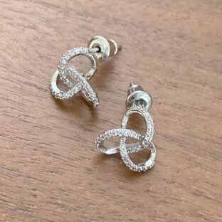 シルバービジューで大人カジュアルに◎