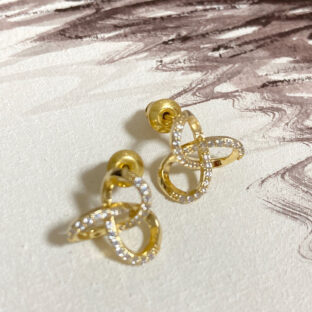 ゴールドビジューで上品なアクセントに